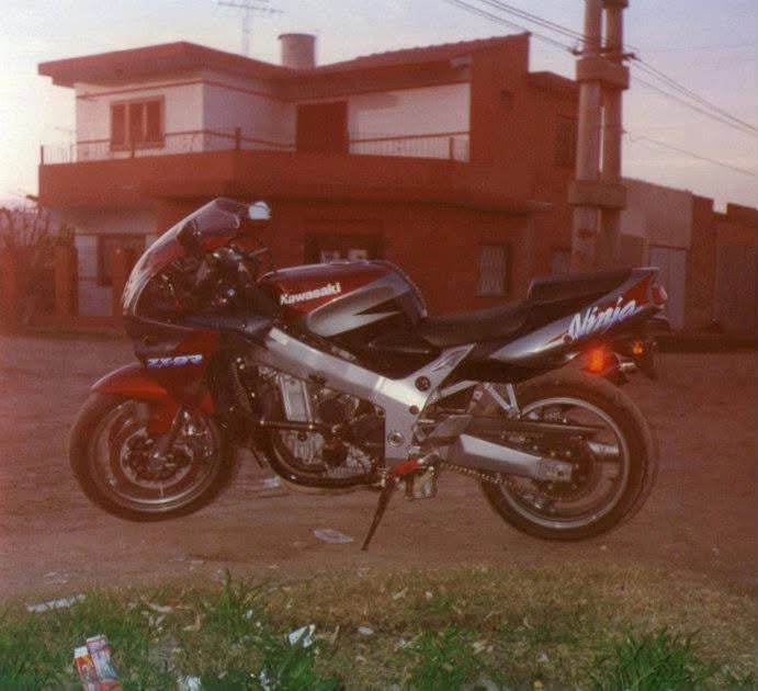 Mi vieja en el ZX9R de mi viejo año '94. Que lindo recuerdo