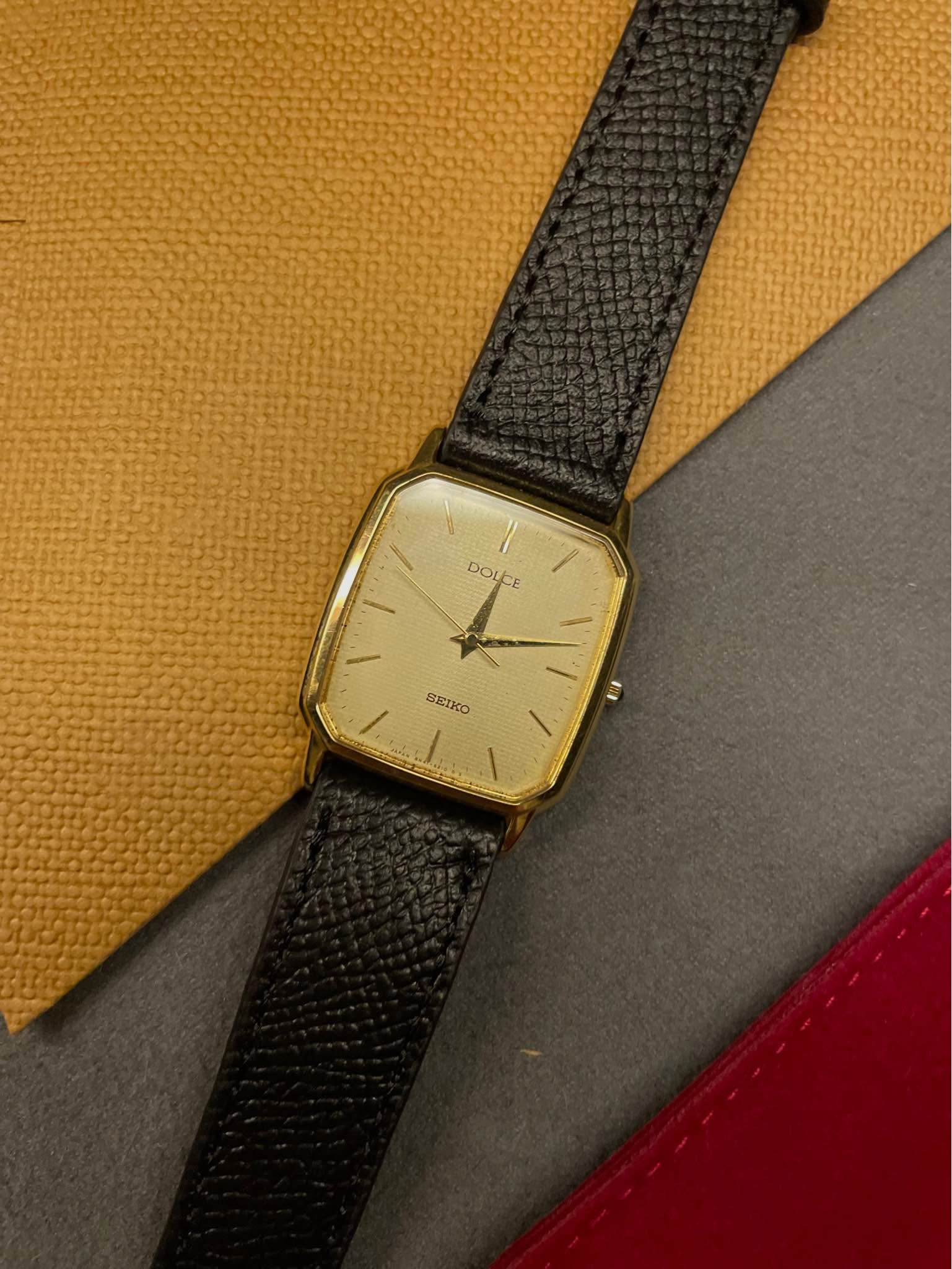 This Seiko Dolce 8N41-5160 presents a beautiful vintage tank-style 