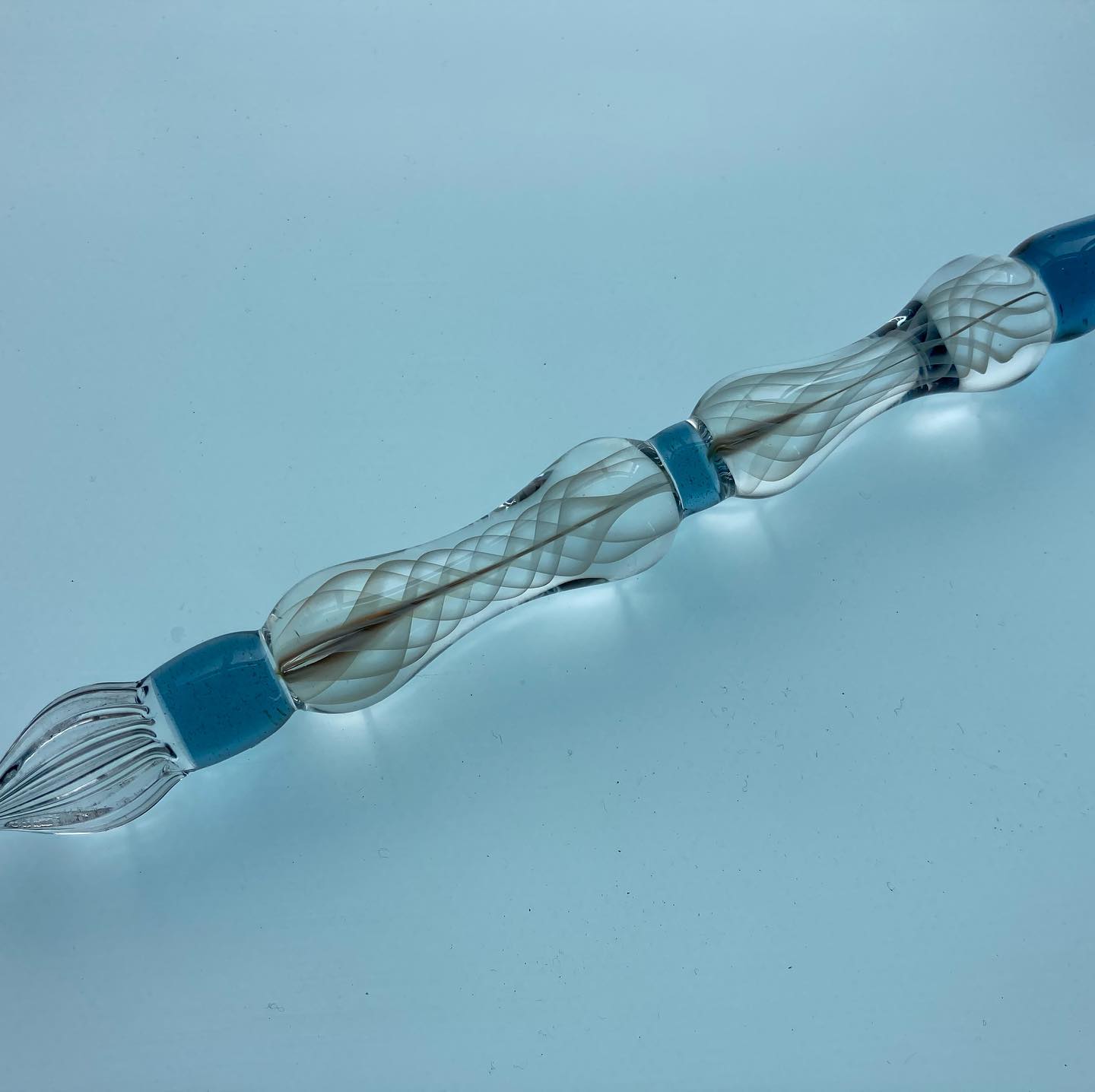 川西硝子　ガラスペン　綾線　最高級　オーダー制作品　ペン休めセット　未使用 綾線(りょうせん) 様々な変化を遂げる糸の幾何学模様 あやとりが