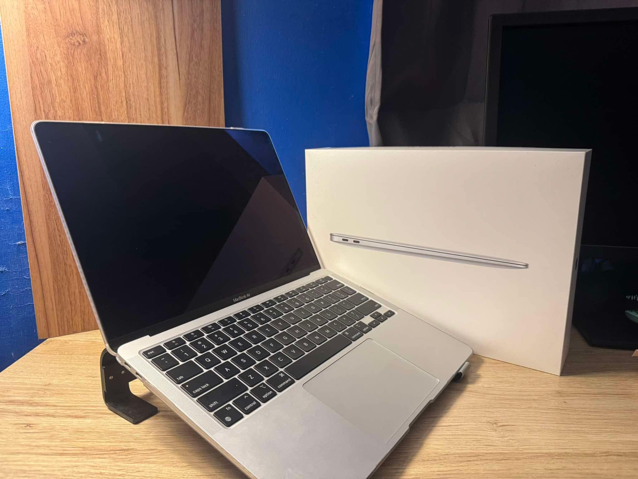 M1 MacBook Air 2020 for sale with 92% battery life