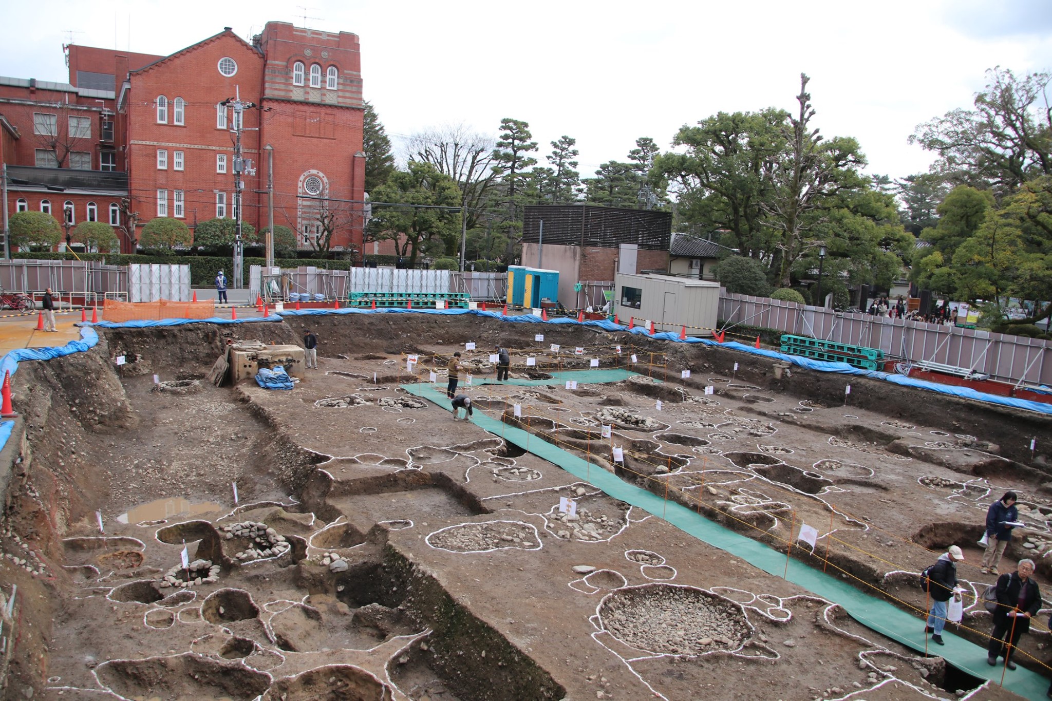 相国寺旧境内・公家町遺跡の発掘調査成果公開... - 同志社大学 / Doshisha University
