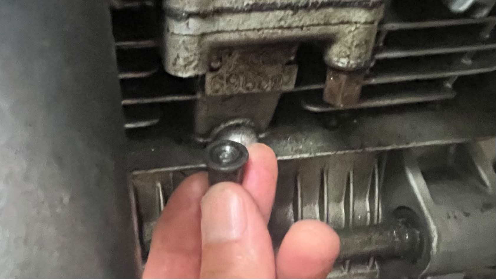 【キッコー】Broken Studs Authentic How to remove a broken stud on a 1985 Yamaha Maxim XJ 700