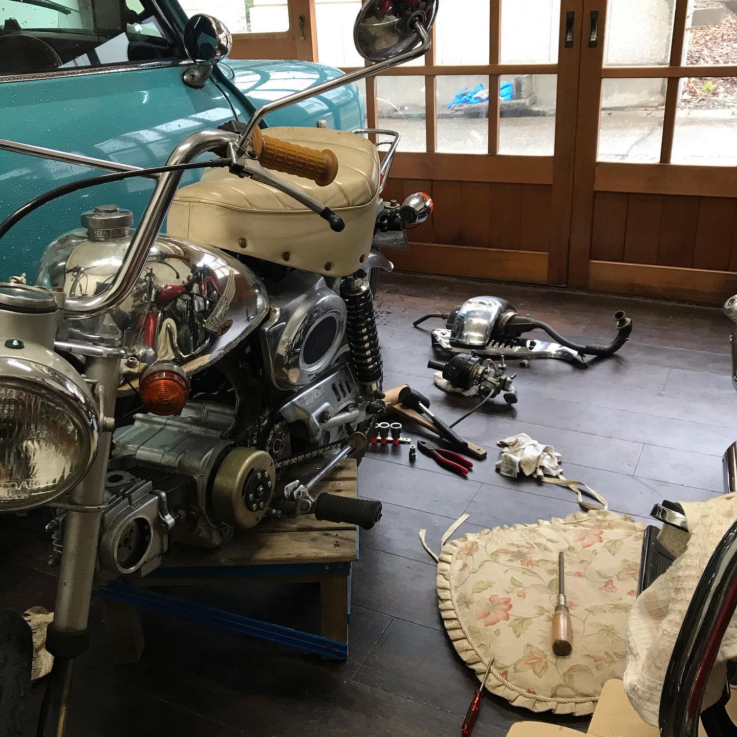 喫茶トエム - 今日は朝から寒いので、モンキー🐒🛵のエンジンをバラして組立てしてました^_^...