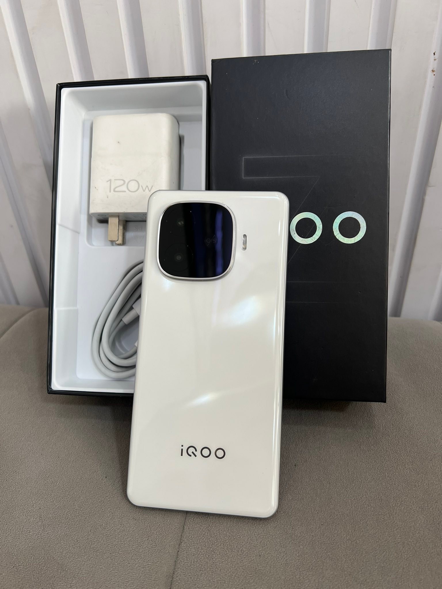 IQoo Z9 Turbo 12/256 Trắng Máy đẹp, fullbox Màn đẹp không ám ố E 
