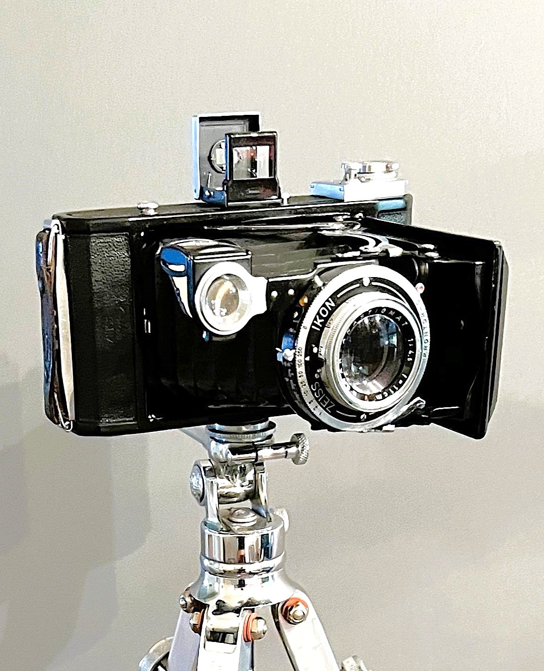 Vintage Zeiss Ikon Ercona camera and Novonar 4.5/110mm lens