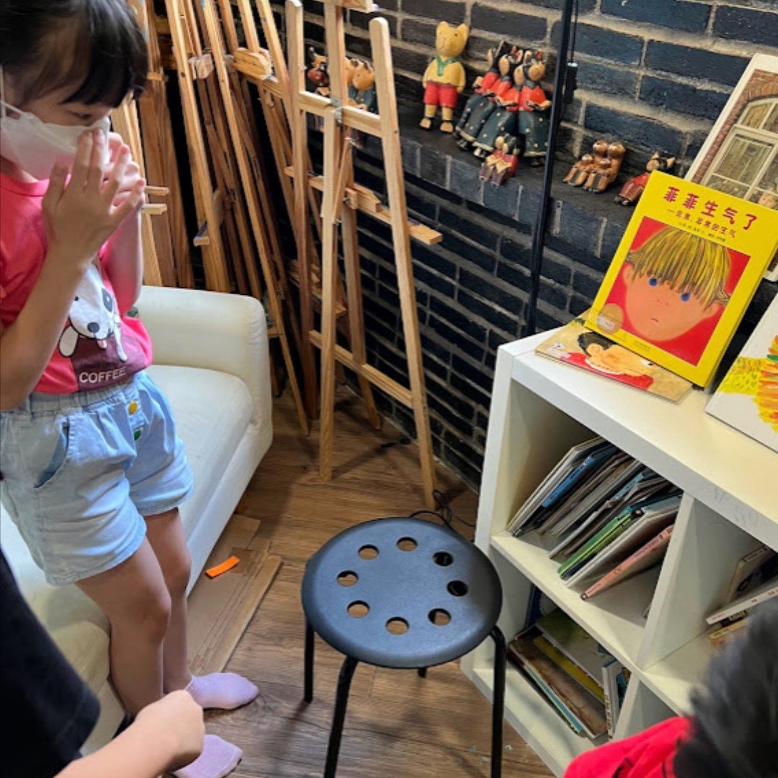 Artzland Studio - 不知道大家有没有玩过五粒子，这个非常古早的小游戏，今天有位小朋友带了五粒子来画室，...