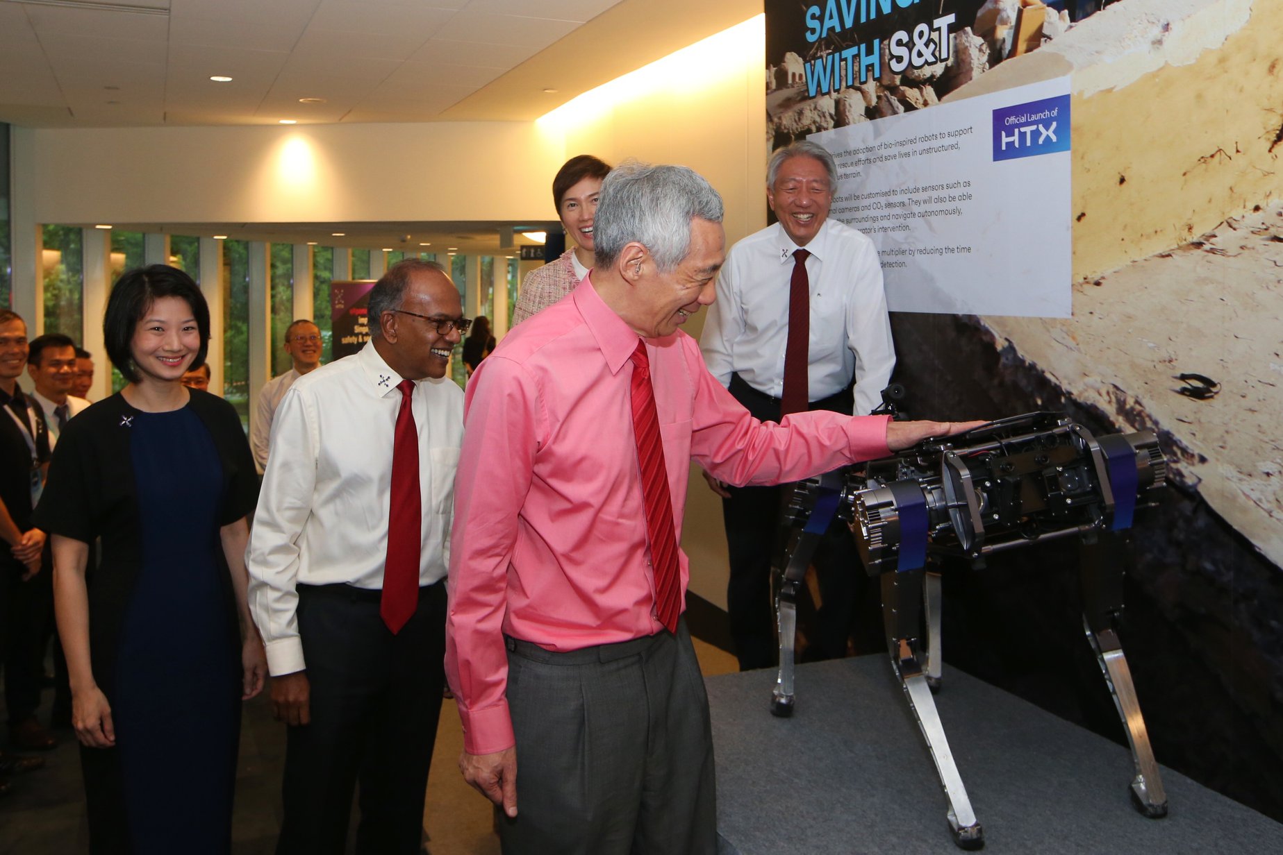 Lee Hsien Loong - Had some fun with HTX SG's “best friend”, the Rover-X ...