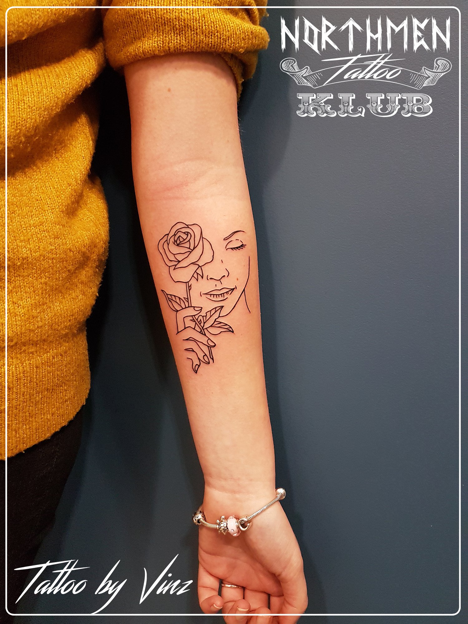 Tatouage Visage Minimaliste