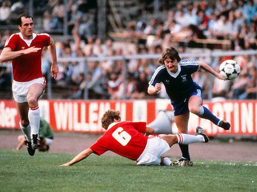 Fanion Ipswich Town Vs Lokomotive Leipzig UEFA Cup 1974 - Vintage 10x9 Cm