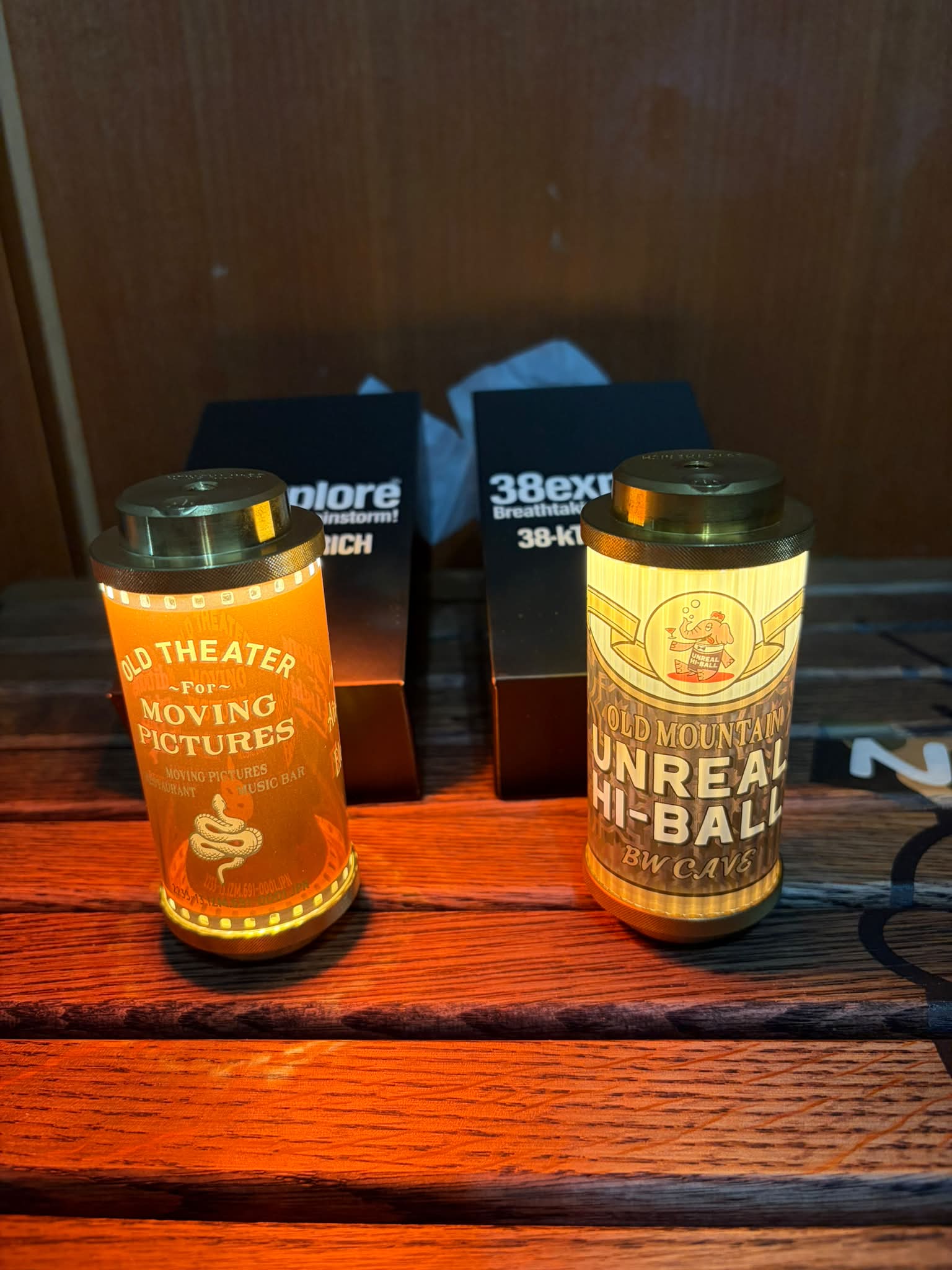 Neru design works 用琥珀玻璃做出的燈罩，直接與The rich黃銅38燈組合