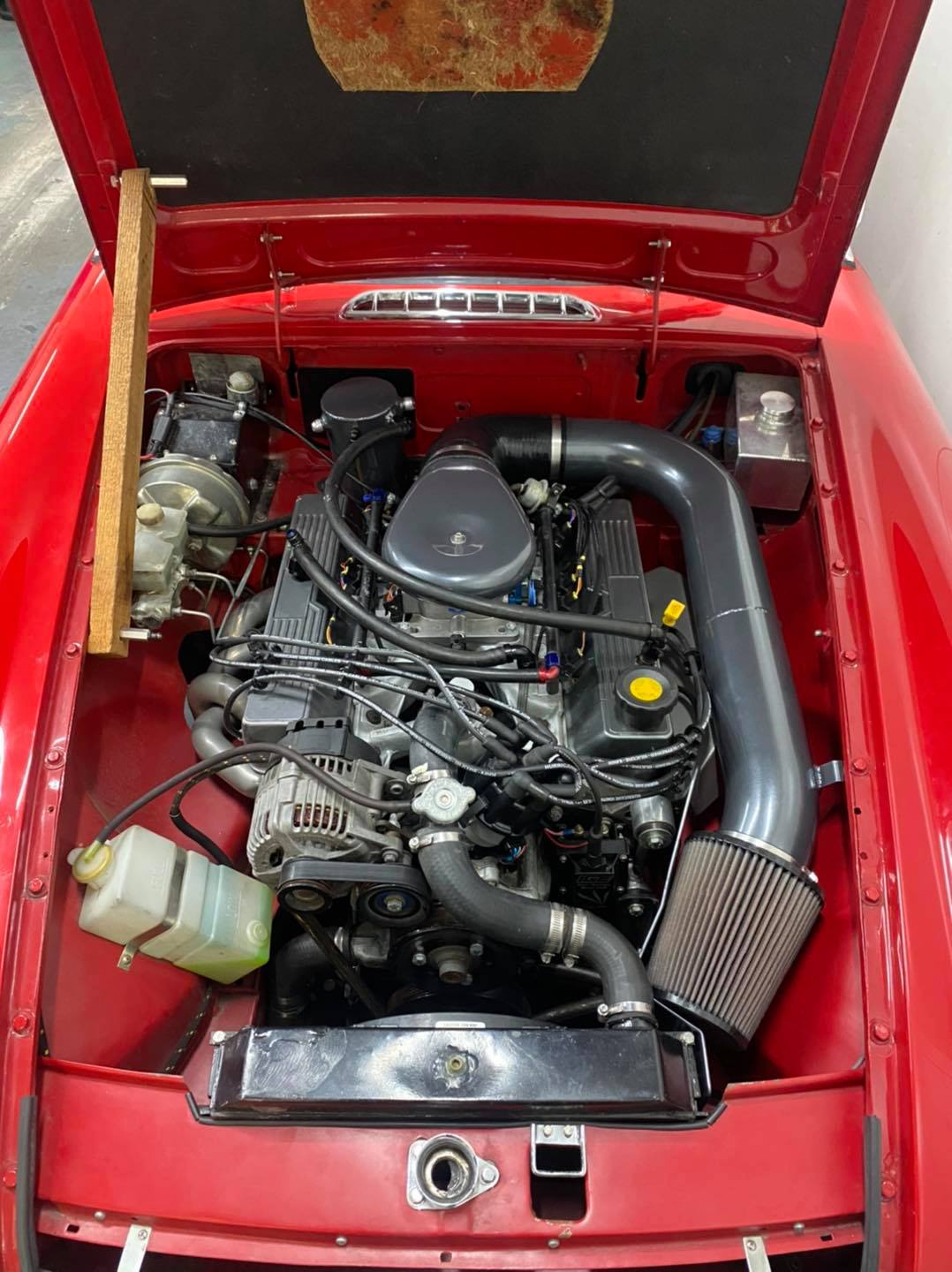 Haltech - The Best of British: MGB with a Rover V8 - now...