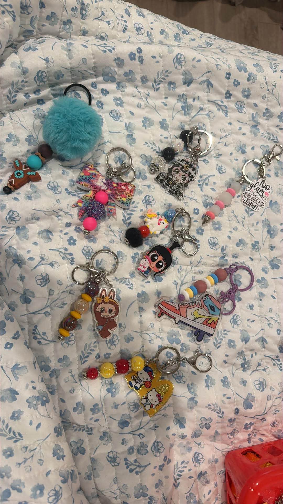🔑60 assorted keychains🔑🎀
