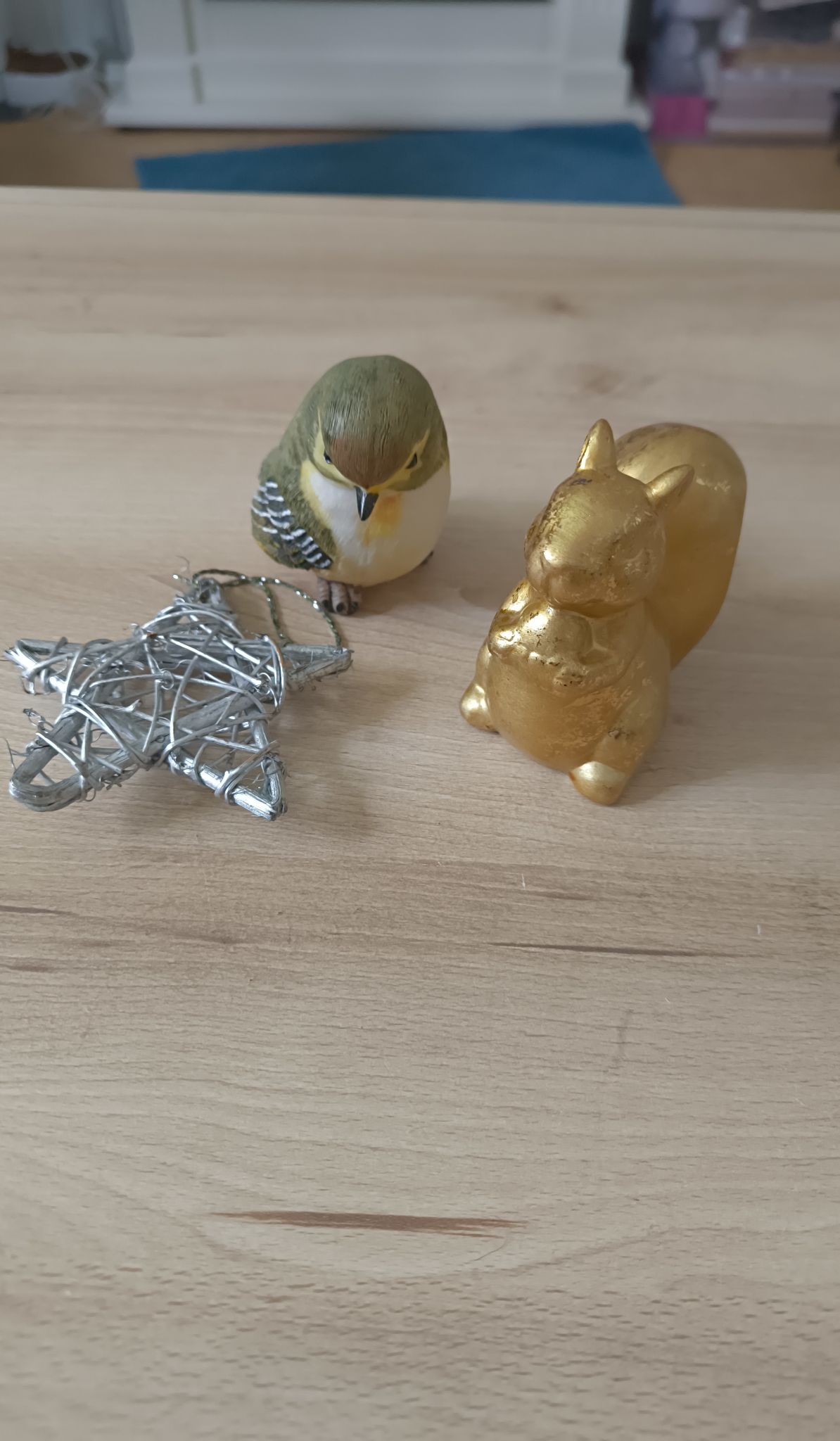 Kleine Dekofiguren (Vogel, Eichhörnchen, Stern) zu verschenken Beschreibung: Ich verschenke diese drei kleinen Dekorationsartikel im Set Eine kleine Vogelfigur (grün/braun/weiß) Eine goldene Eichhö