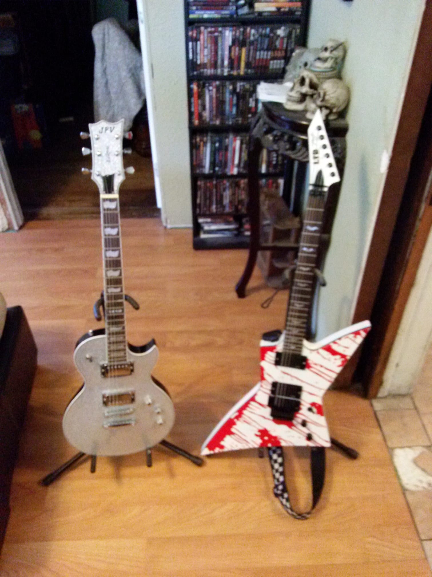 Looking for LTD DJ-600 guitar with distinct horn chip