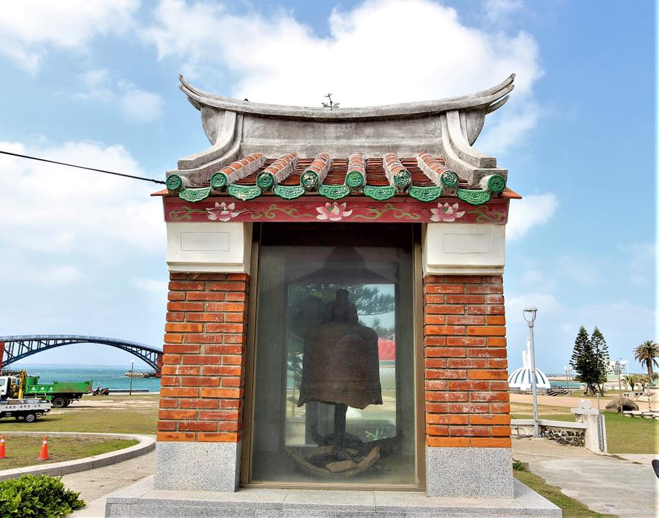 澎湖 Travel - 🚶🏻走在媽宮古城🚶‍♀️ 處處可以發現🤩驚奇 中正國小旁 怎麼會有一座小墓園🤔... | Facebook