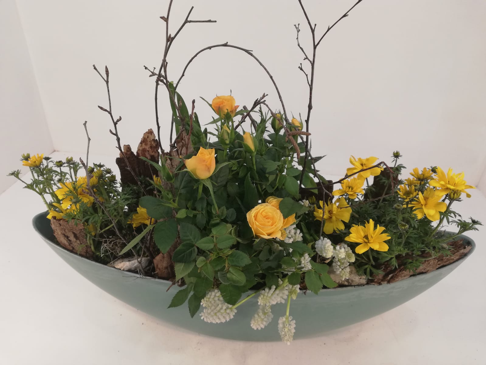 Ein Schiffchen voller Frühlingslust und -duft! Mit diesem kleinen Gesteckt zieht die gute Laune bei dir ein #wirliebenblumen #blumen #blumenzeit #blumenliebe #blumengesteck #frühlingsgesteck #blumengestecke #frühlingsgestecke #frühlingsdeko #frühling