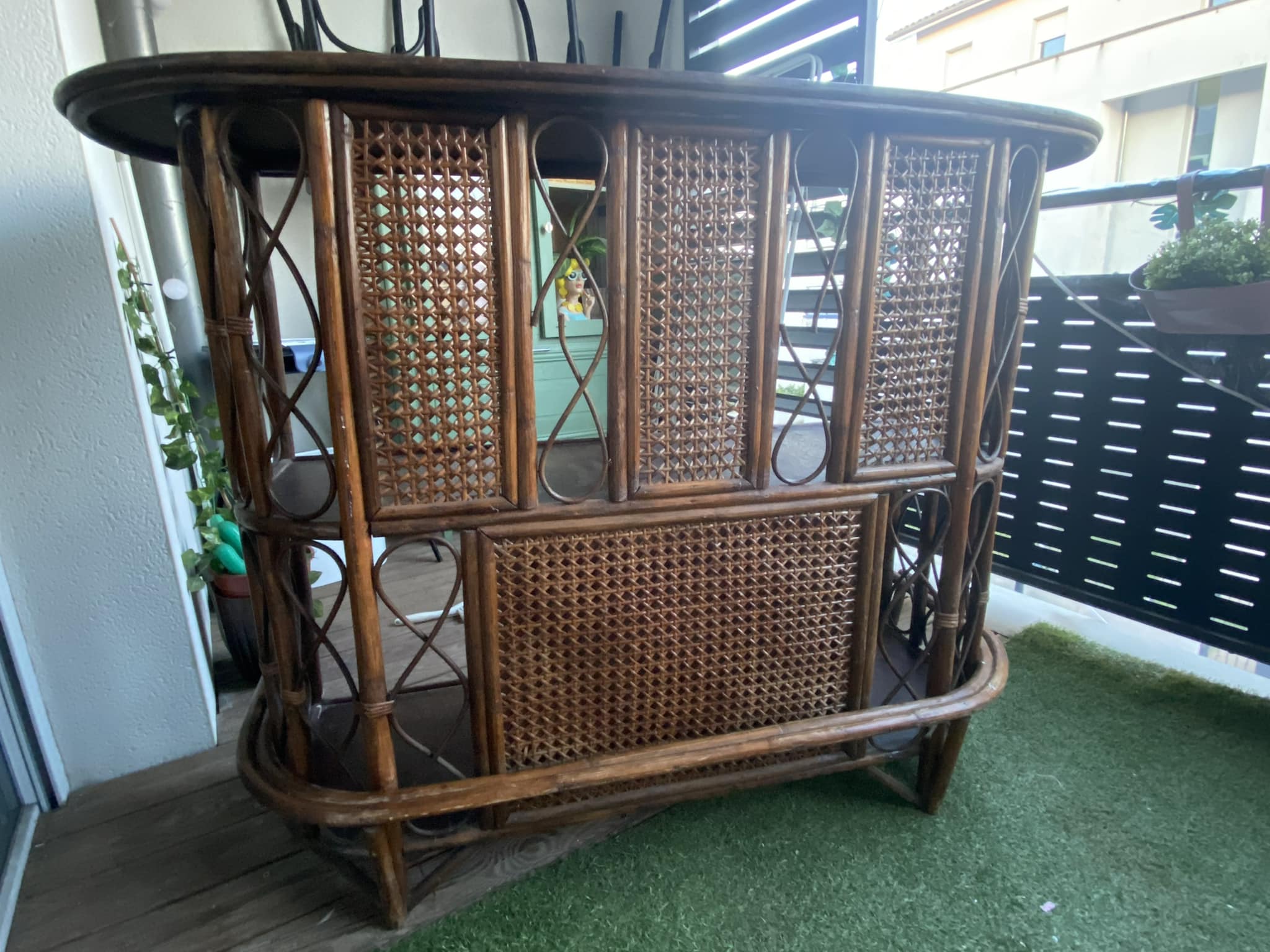 Vitrine pour la collection de dés à coudre. Capacité : 35 unités. Dimensions (largeur/profondeur x hauteur) : 23 x 6,5 x 40 cm. | Leroy Merlin
