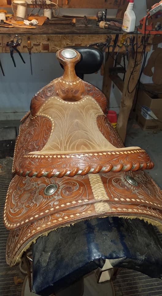 M Hanging K Saddles and Tack