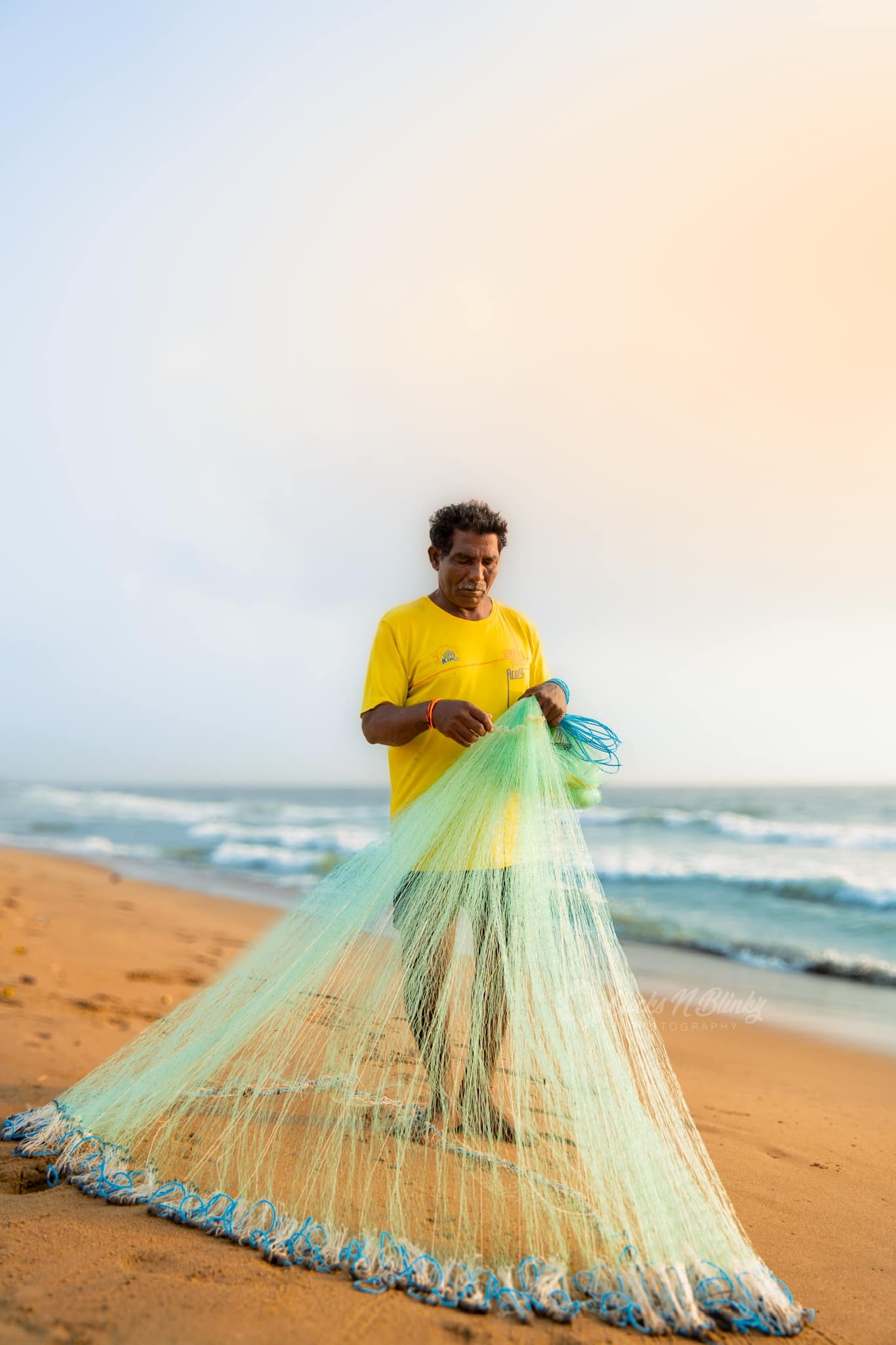 dreams of fisherman fishing with a net Alvinlite Foldable Circular Drawable 150cm High Strength Nylon Mesh Floating Shrimp Cage Crab Fish Trap Cast : Sports & Outdoors Fishermen Casting Net in Boat