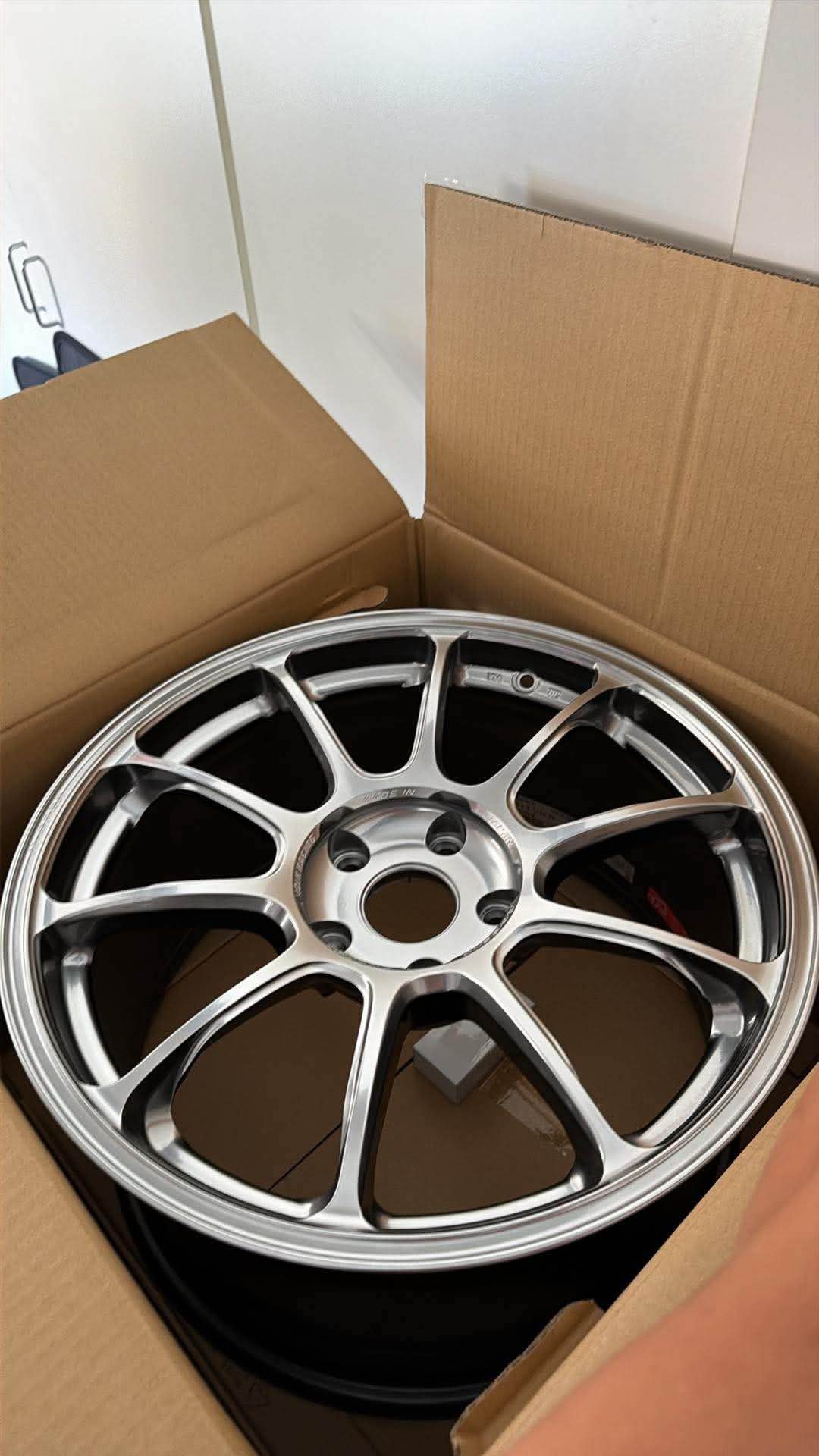 For sale only Bnew ZE40 shining light metal 18x9.5 +39. Only 1 box