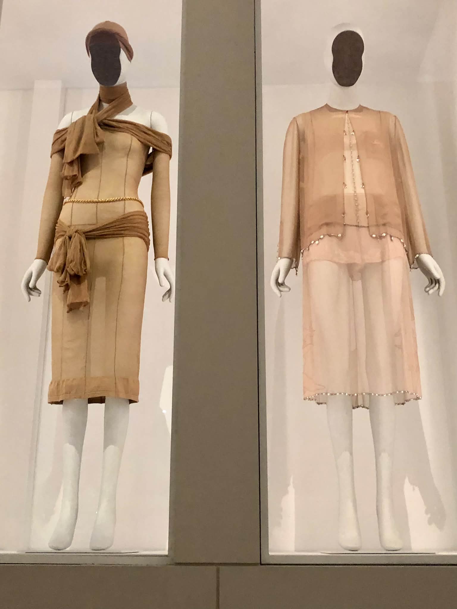 アート・デザイン・音楽 Historical Fashion Art Thursday, part two. As promised a very cool new fashion show