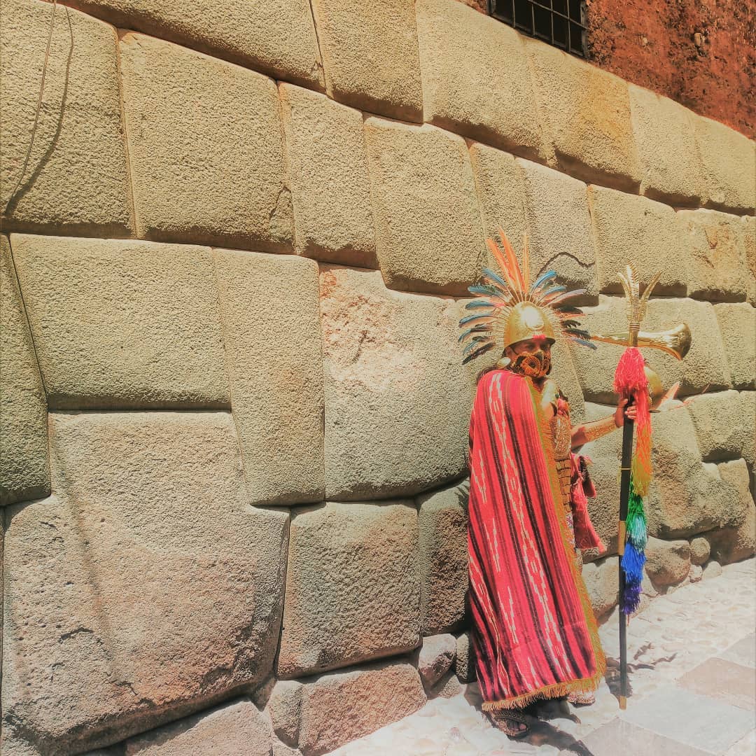Casa - La piedra de los 12 ángulos 😃es una roca diorita verde (muy ...