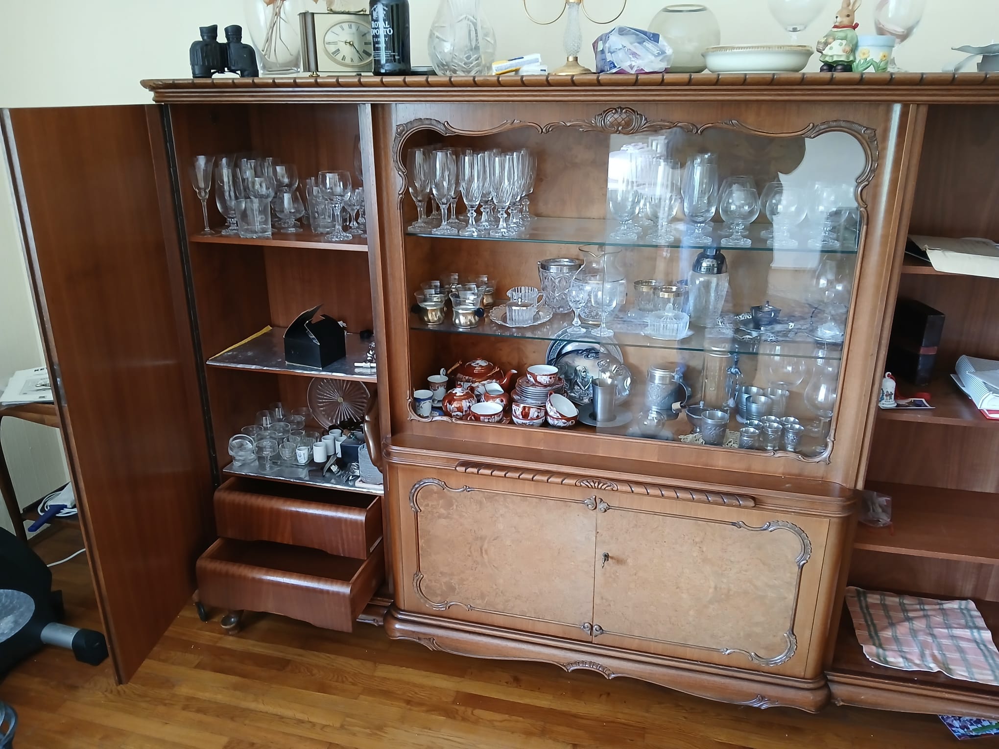 🔶 HAUSFLOHMARKT 🔶 Donnerstag, 11. Juni 26 von 10.00 bis 16.00 Uhr Lothar Krenn, Rörerstr. 31, 94469 Deggendorf Möbel, Bilder, Teppiche, Weißware, Geschirr usw. (einige Beispielbilder) Einfach vorbeischauen! Gerne teilen!