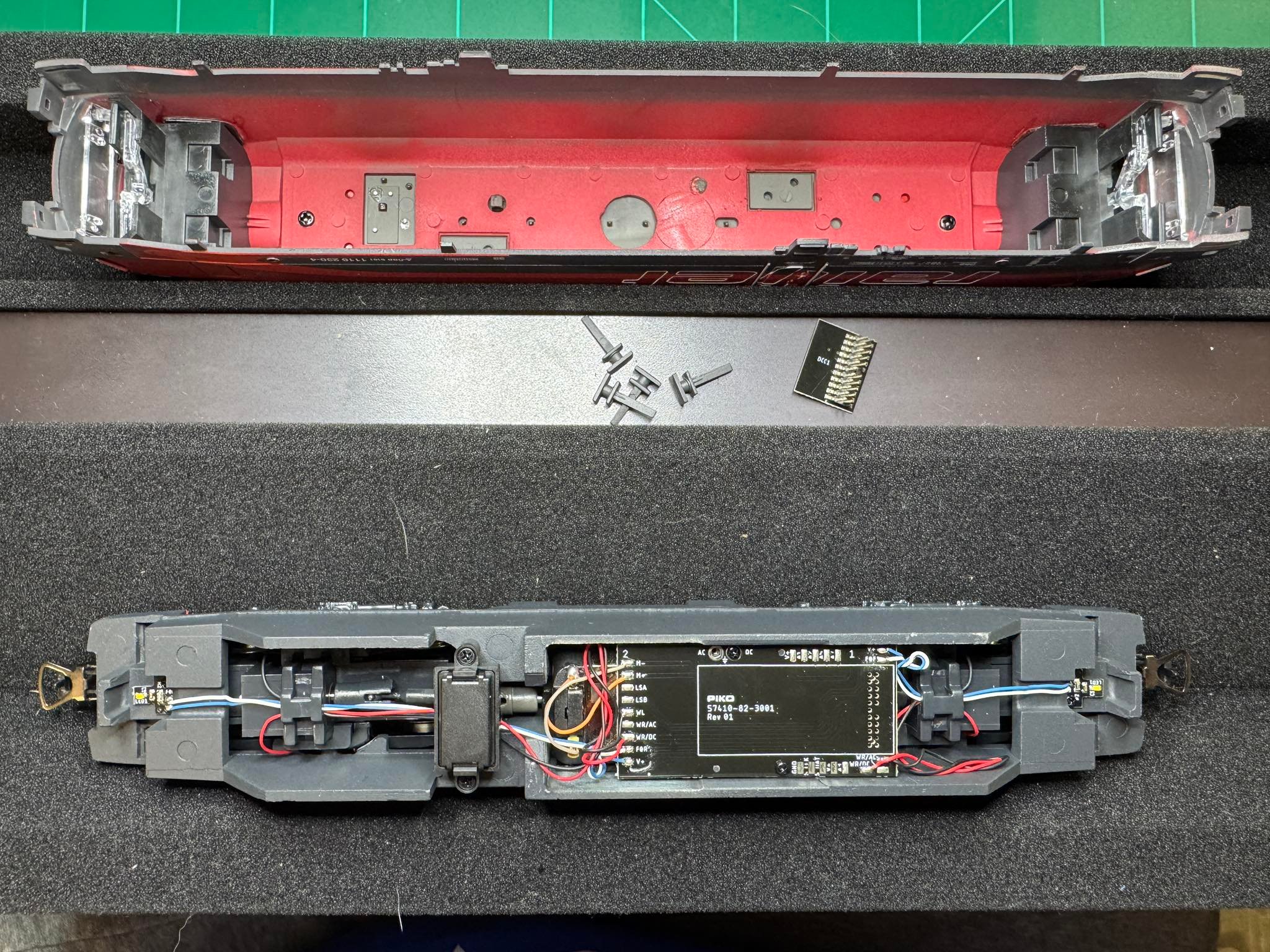 Piko Hobby ES64U2 with Plux22 connection
