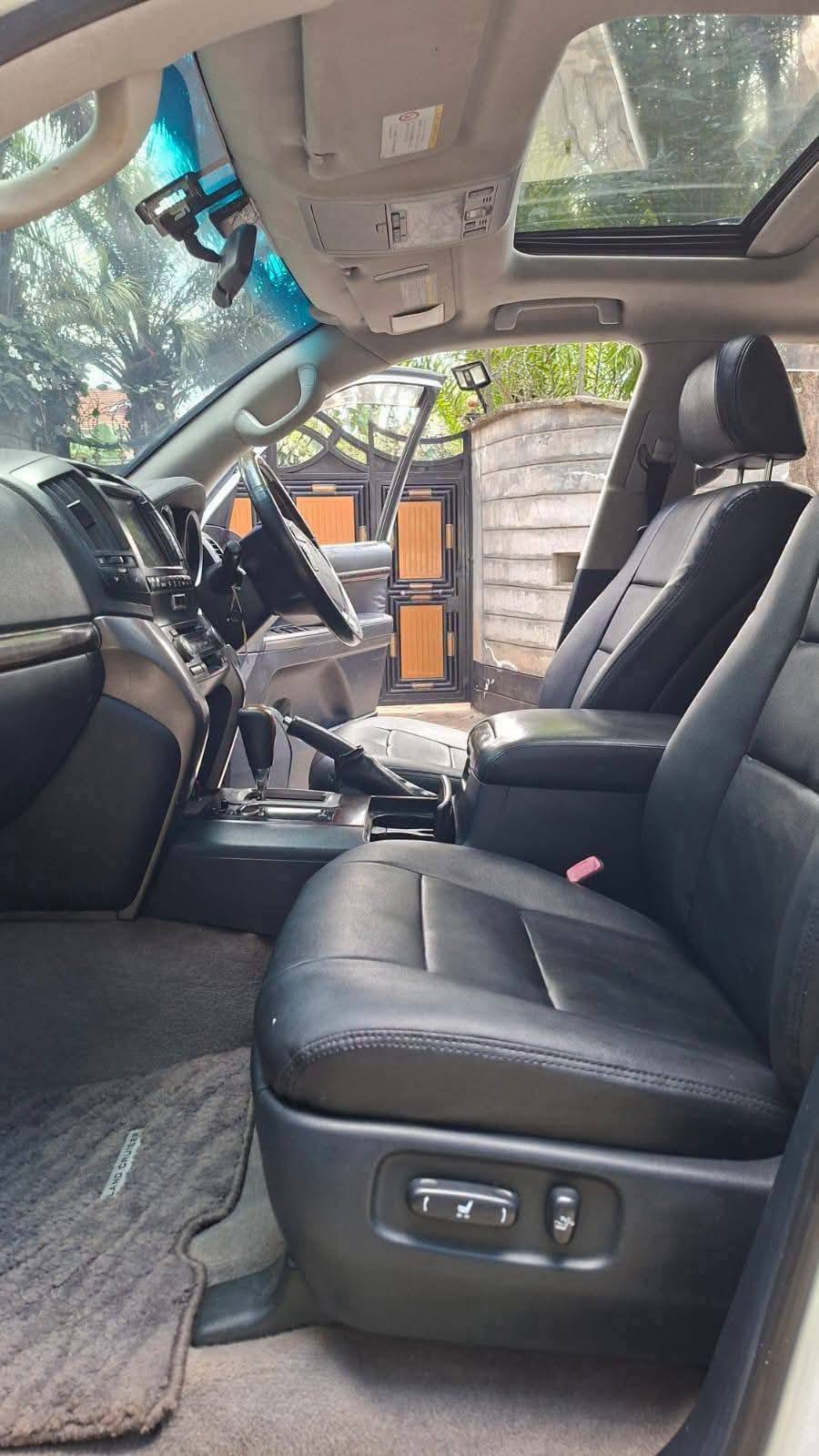 Toyota Landcruiser V8 LC200 2011 Model Petrol 4600cc Auto 8-Seater