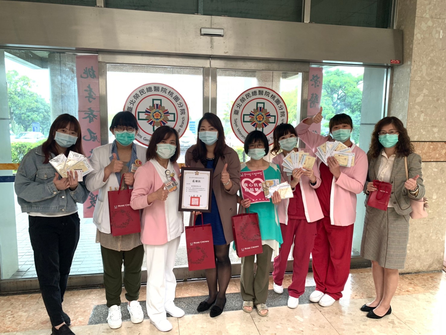 臺北榮民總醫院桃園分院 晶喜揚有限公司於22日捐贈本院95包精油包 齊心抗疫相挺醫護 由急診室邱秀娟護理長代表接受並回贈感謝狀 貼心為醫護人員加油打氣 讓大家在忙碌中能紓解疲勞 放鬆身心 並相約下一次為醫護人員帶來精油課程 晶喜揚有限公司