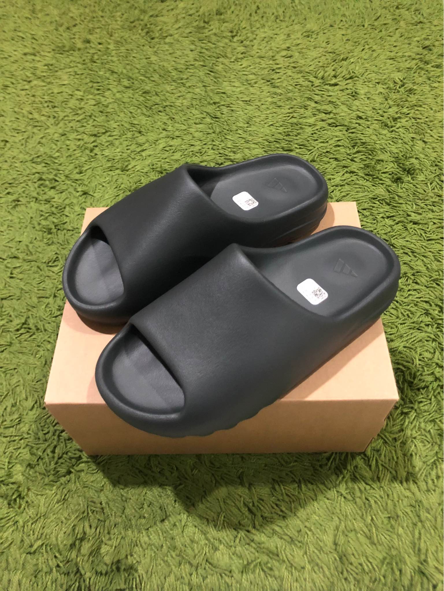 Yeezy Slide Dark Onyx Brand New In Box (100% Authentic) Size - 10  display picture 1