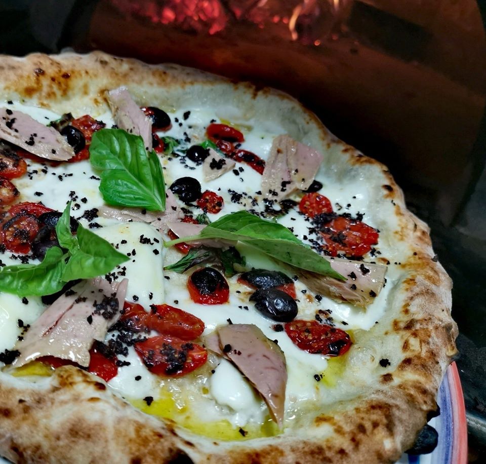 50 Top Pizza - La Favignana con filetti di tonno, pomodori...