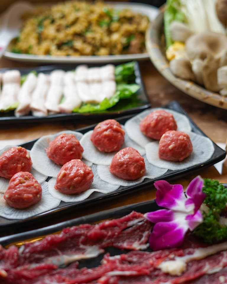 Macaufoodie - l一踏出橫琴關口 就會看見一座採用17世紀葡萄園曼奴式設計建築風格的📍勵駿龐都廣場...