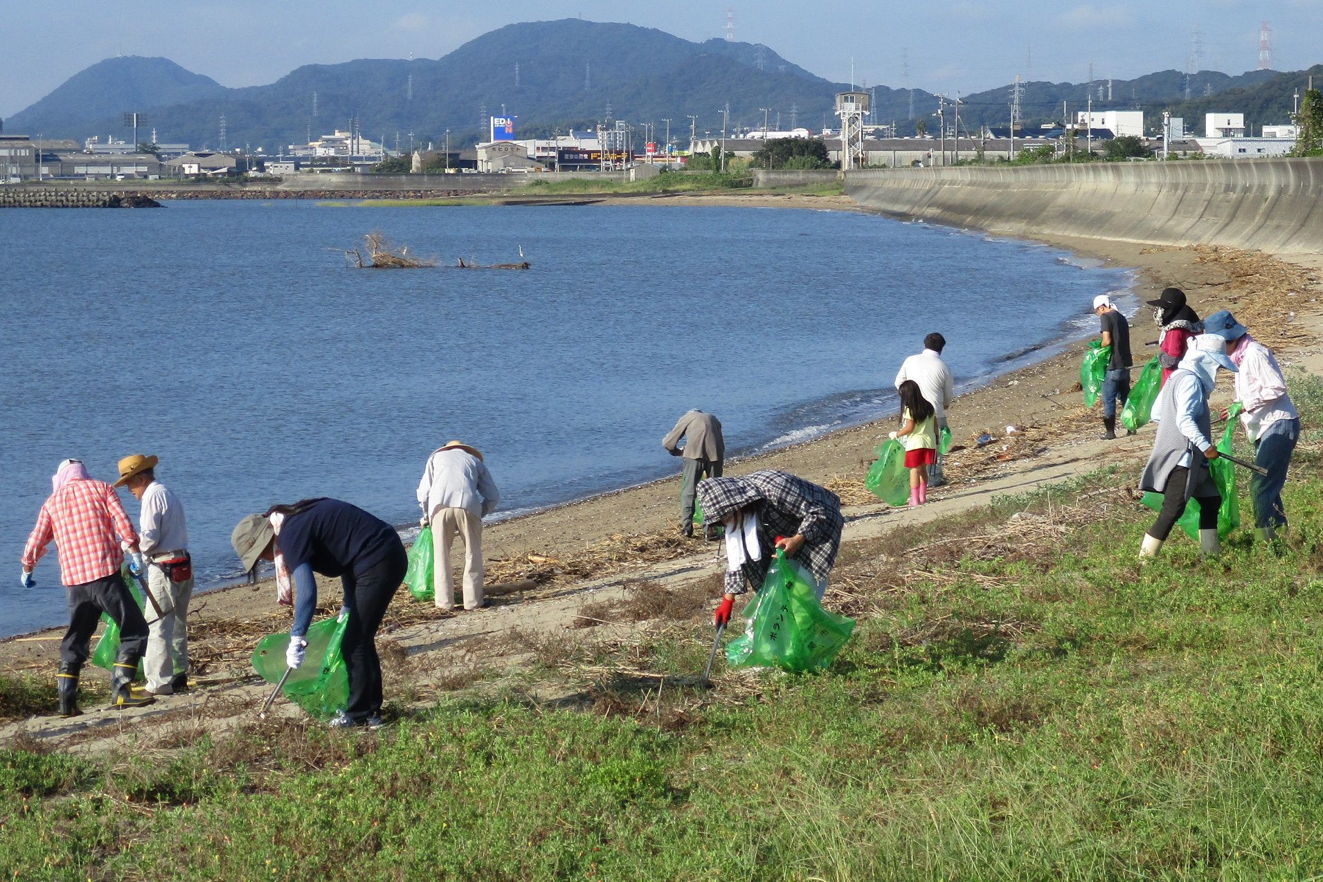 透き通るような青空のもと 海岸清掃 山口県下関市 王司 清末 まちづくり Facebook