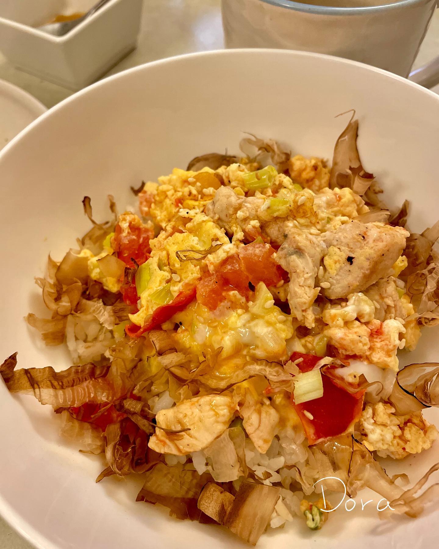 #快速午餐 飯加熱 切🍅丁跟雞肉丁 用胡椒鹽跟酒醃一下雞肉... - Dora's Cooking Diary