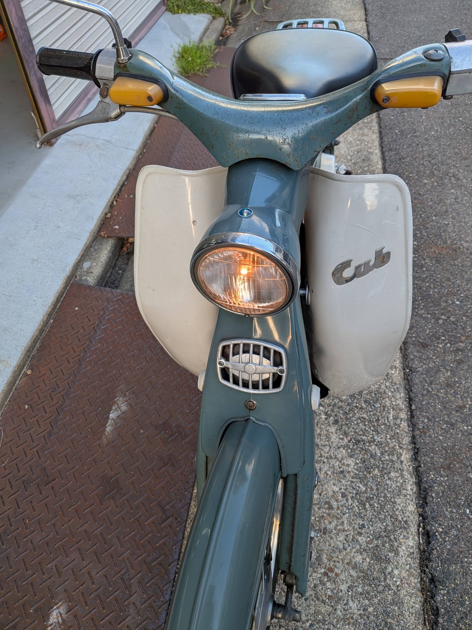 C100型スーパーカブのフロントホイール、楽しい組み立て。 車両に今