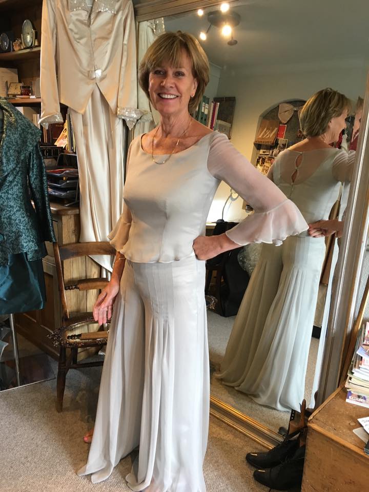 low cut red maxi dress V-Neck Long Halter Prom with Open Back Sage / 2XSmall Nara Black Lace Cutout SIZ:45 Kimora Leather Dress Brieges height is 170cm/56