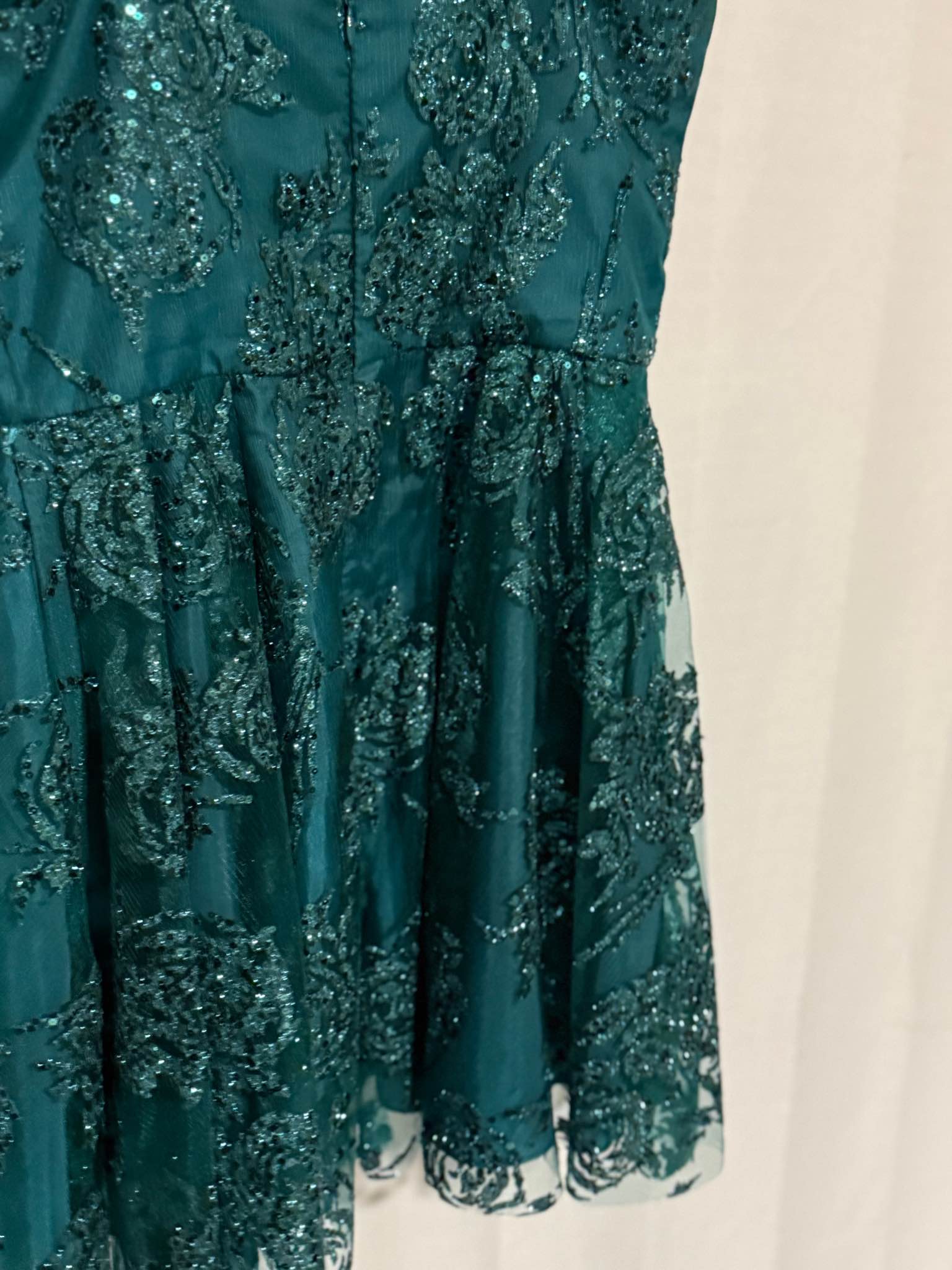 dillards green lace dress Sparkly emerald dress. Super pretty. My daughter didn't even wear this but for 20 min. Bought it from christmas holiday