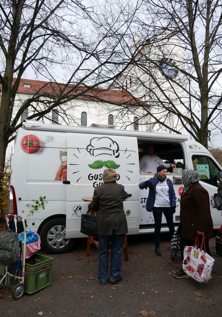 Mit Uber 200 Ausweisen Gehort Die Munchner Tafel E V Facebook