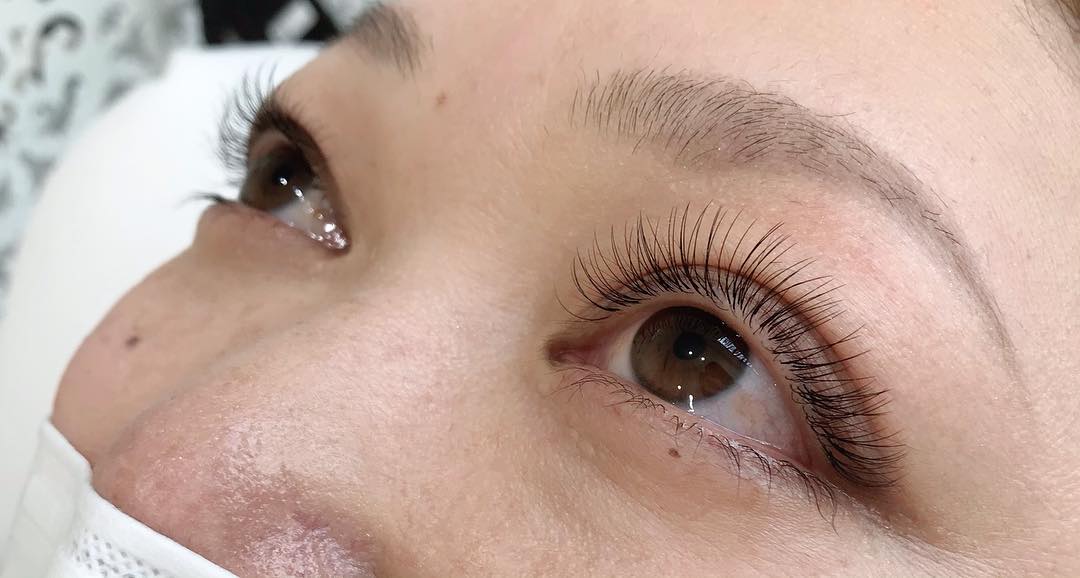 Eyelash Salon Cocoro 上 フラットラッシュ160本 8 800 下 下まつげパーマ 3 000 エクステ同時割 起き上がると涙袋しっかりな目元なので 大きな丸みを帯びた様パーマをかけました 静岡市 美容所登録サロン 自宅サロン 完全プライベートサロン ボリューム