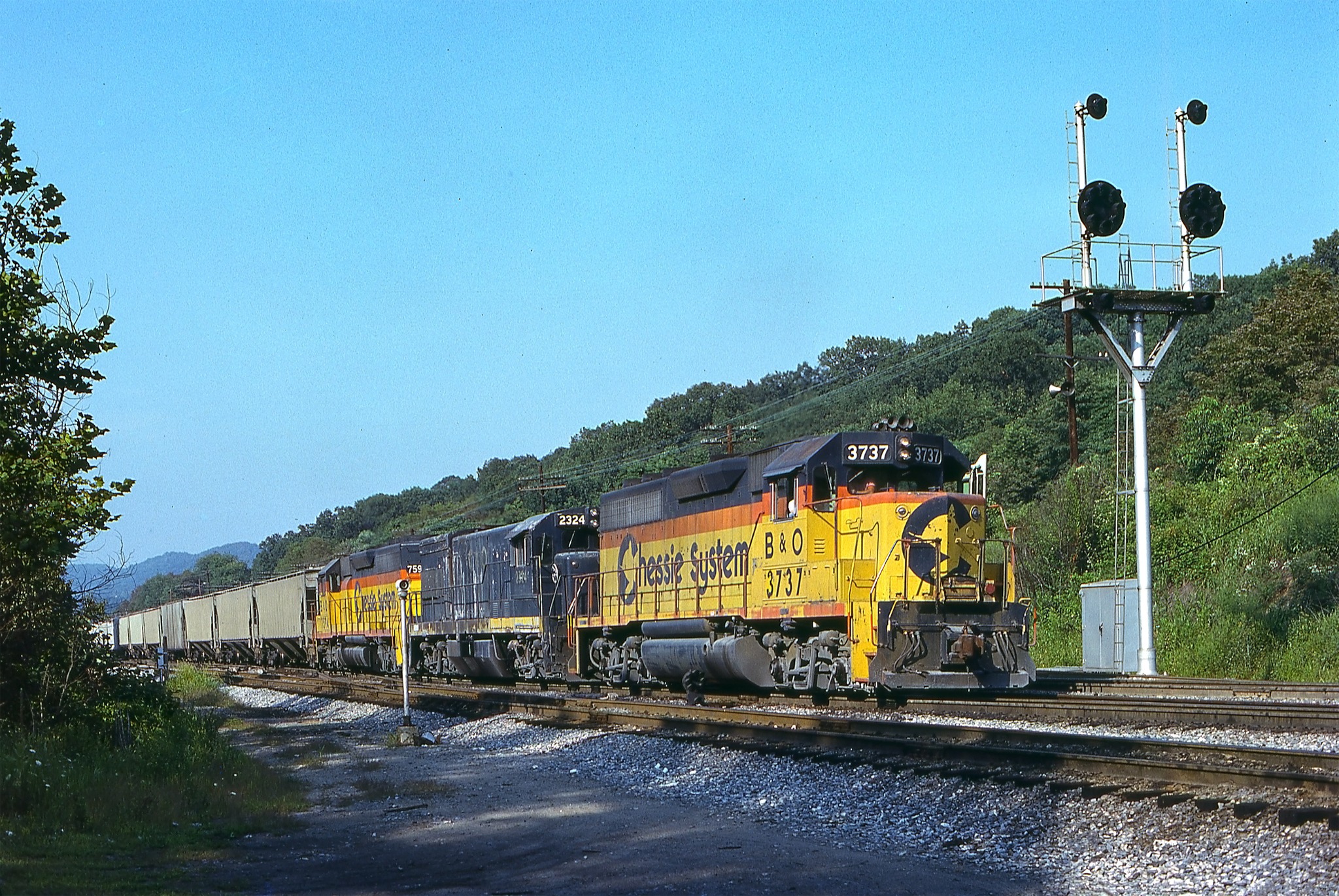 CSX 7343 GE C40-8W train crosses Norfolk Southern line