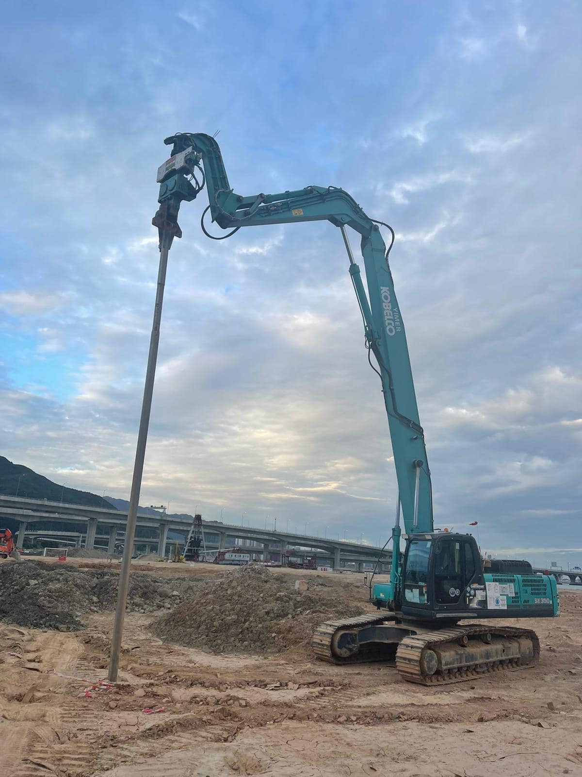 湛昇機械工程 Charm Star - 挖泥 打閘板 有需要都可以同我地湛昇查詢～～ #Kobelco #神戶製鋼 #神鋼 #閘板機租賃 ...