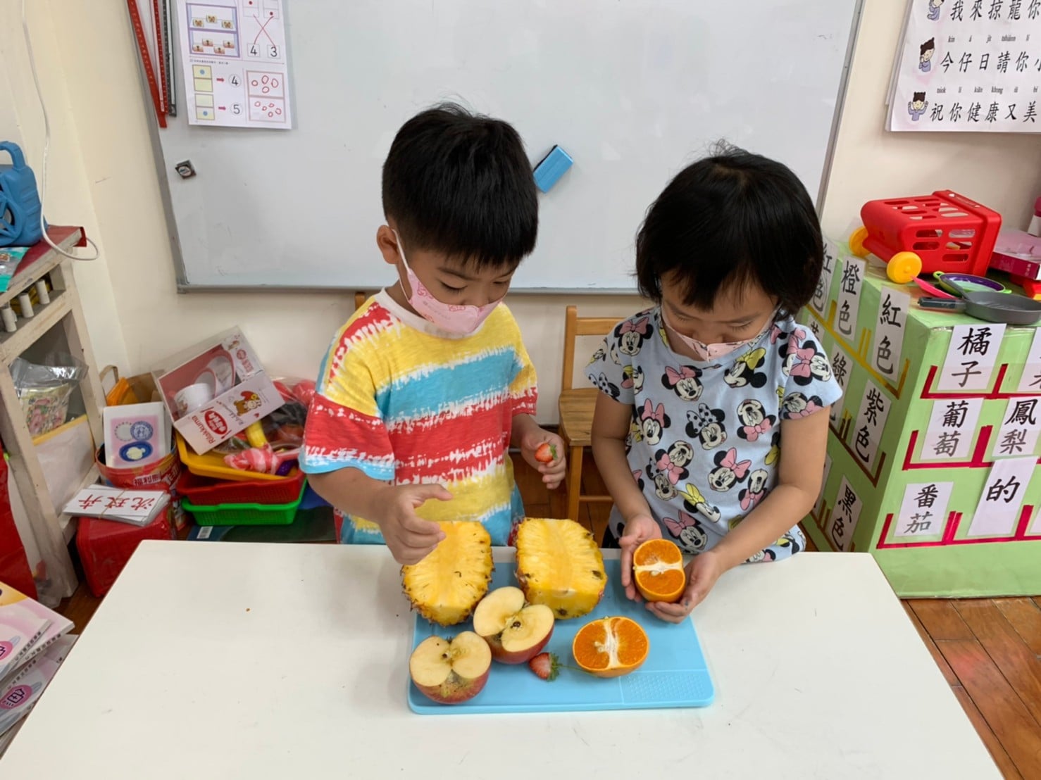 劍橋幼兒園 語文活動 觀察水果內外的不同 製作水果茶 藝術創作 彩虹魚 手指蓋印 大肌肉運動 單槓 Facebook