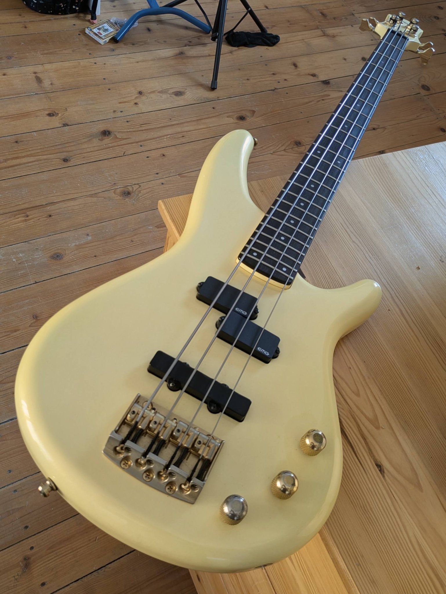 What is this 5-string bass guitar with Ibanez EMG pickups?