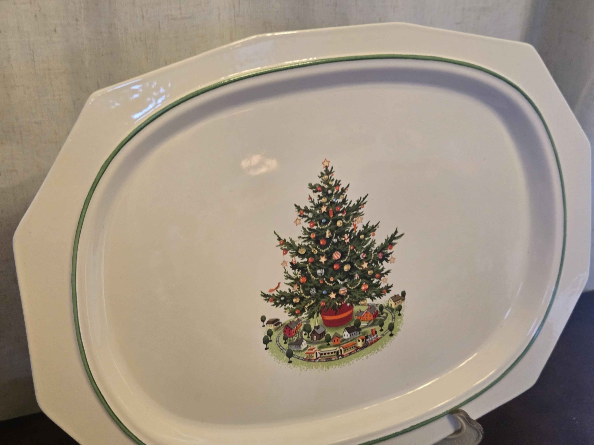 Pattern: Classic Christmas Heritage by Pfaltzgraff featuring a