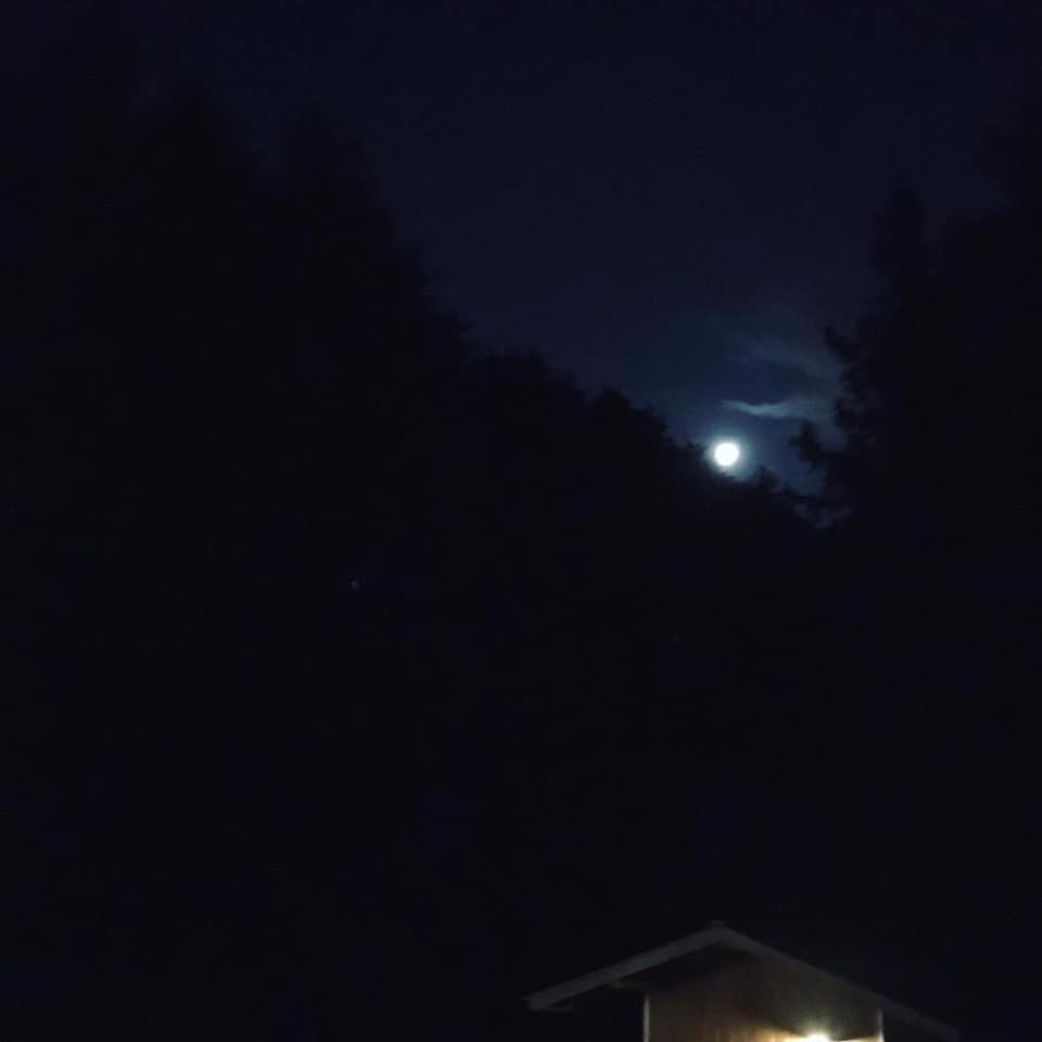 ちょっと明るい月に照らされぼんやり浮かぶ富士山 夜は長い Retreat Camp まほろば Facebook