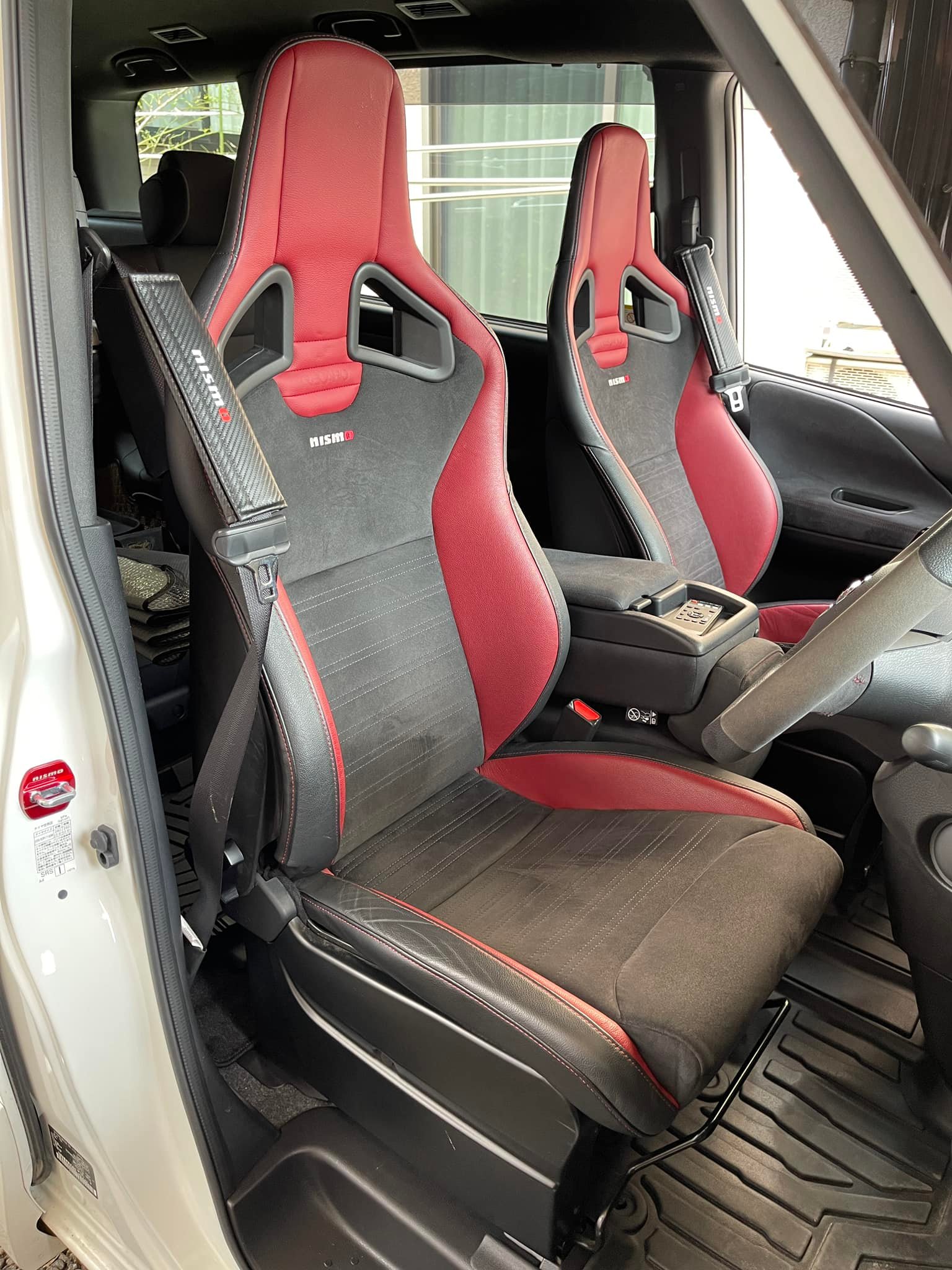 ①NISMO専用RECARO製スポーツシート、②リアヤバンパーガード、③ 
