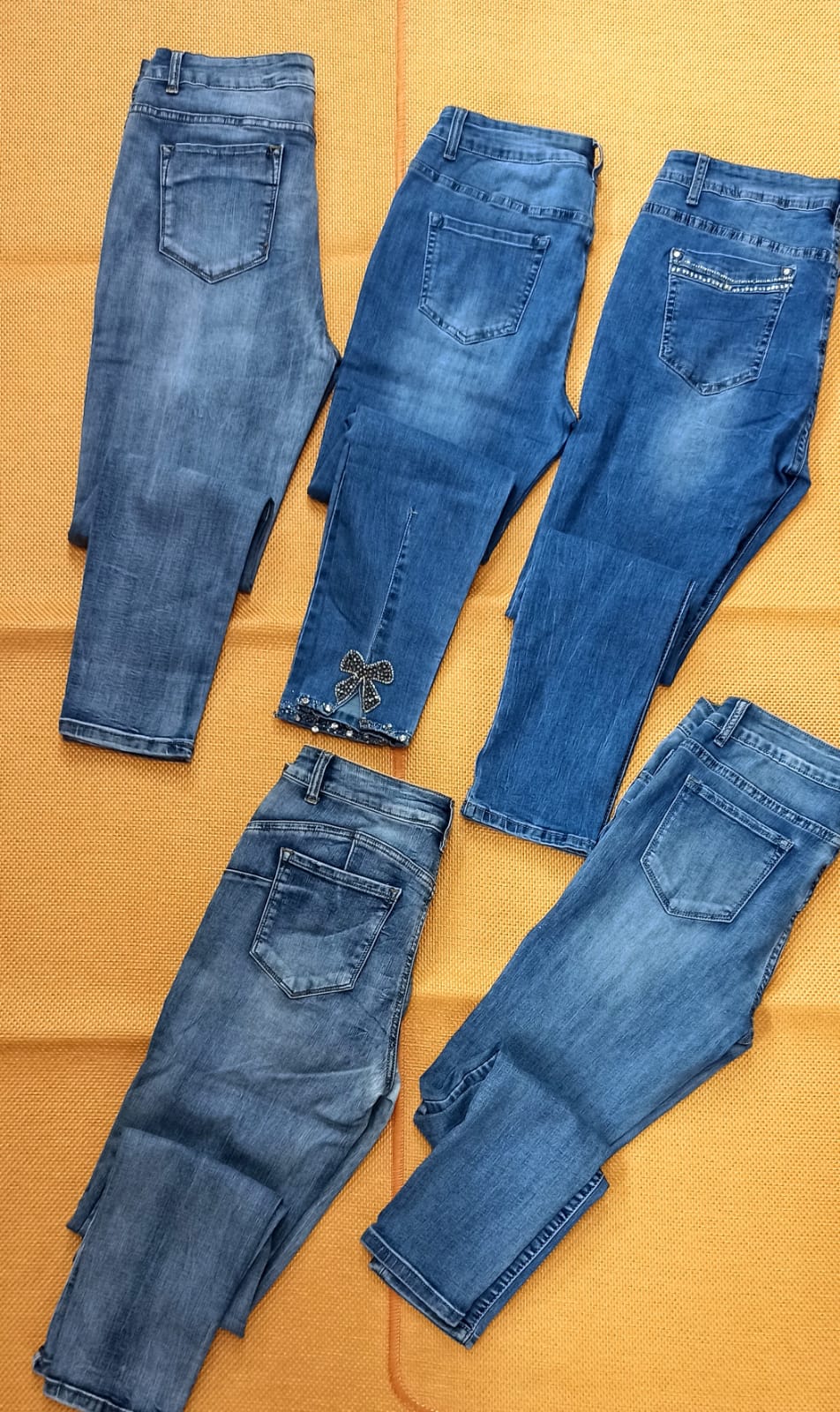 👖 Jeans Mania 👖 Anche tu adori indossare i jeans? 💁‍♀️ Comodi ...