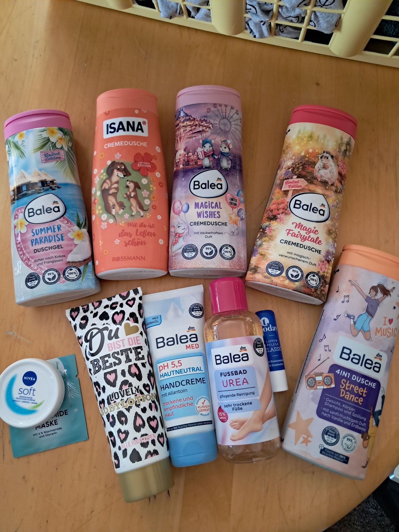 Ich habe heute aussortiert. Ich hab einfach zu viel. Würde hier ein kleines Paket mit Duschgel usw verschenken. Alles noch nie benutzt. Wer es haben mag schreibt setzt bitte einen 💦 dahinter