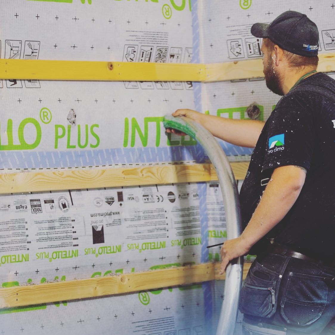 Isoleringslandslaget - Här sprutar Roger från @miljoisolering #iseco # ...